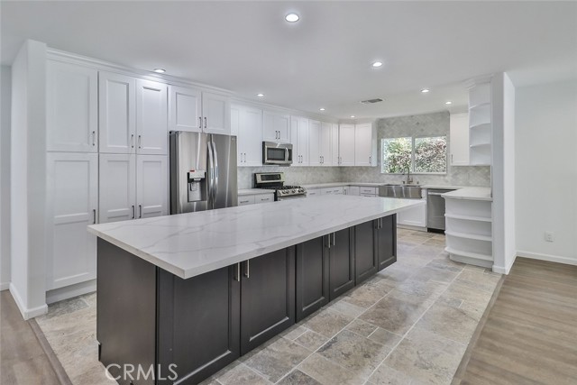 Detail Gallery Image 4 of 29 For 14434 Greenleaf, Sherman Oaks,  CA 91423 - 5 Beds | 3/2 Baths