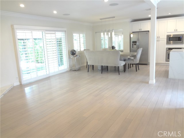 Detail Gallery Image 6 of 22 For 22135 Vanowen St, Canoga Park,  CA 91303 - 3 Beds | 2 Baths