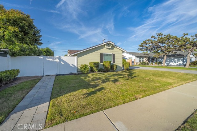 Detail Gallery Image 4 of 31 For 2870 W Monroe, Anaheim,  CA 92801 - 3 Beds | 2 Baths