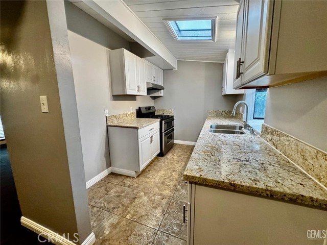 Detail Gallery Image 14 of 22 For 9 Dunlap, Bakersfield,  CA 93309 - 4 Beds | 2 Baths