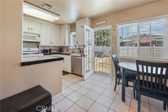 1992 Raymond Avenue, Signal Hill CA: https://media.crmls.org/medias/a6319436-76eb-455f-a886-239d5cb0eb6c.jpg