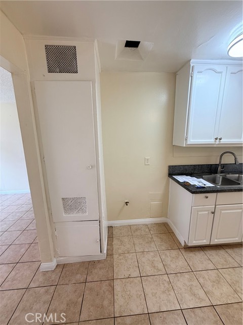 Detail Gallery Image 5 of 21 For 426 E 79th St #1,  –,  CA 90003 - 2 Beds | 1 Baths
