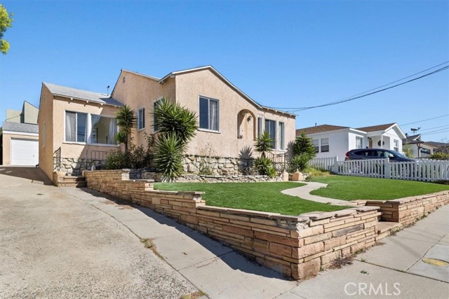 1205 9th St, Hermosa Beach, California 90254, 3 Bedrooms Bedrooms, ,1 BathroomBathrooms,Residential,Sold,9th St,SB22035564