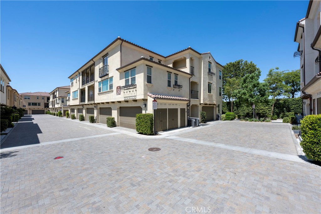 This end unit condo shares NO common walls and has NO one living below! Well kept, manicured grounds and just 6 years old this property is a perfect place to call home!