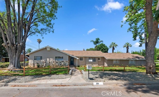 Detail Gallery Image 2 of 41 For 2111 Elsinore Rd, Riverside,  CA 92506 - 3 Beds | 2/1 Baths