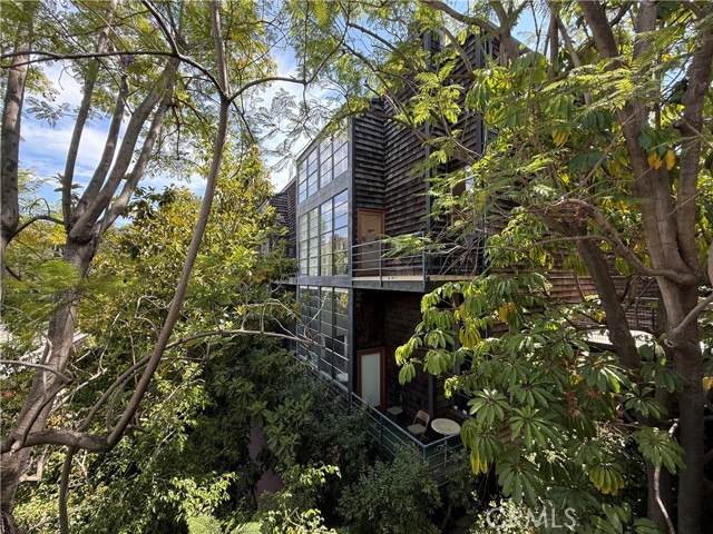 Detail Gallery Image 1 of 26 For 3884 Fredonia Dr #F,  Los Angeles,  CA 90068 - 2 Beds | 3 Baths