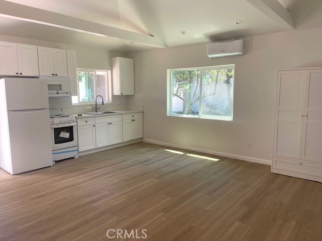 Detail Gallery Image 5 of 10 For 4919 Enfield Ave, Encino,  CA 91316 - 0 Beds | 1 Baths