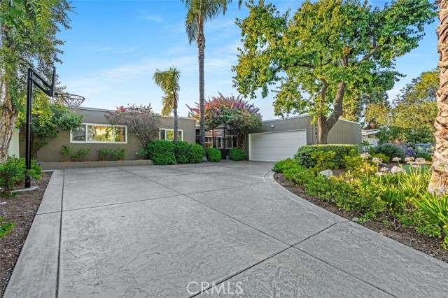 6207 Capistrano Avenue, Woodland Hills CA: https://media.crmls.org/medias/a648a091-f874-4c56-b5ac-5992d87c2de3.jpg