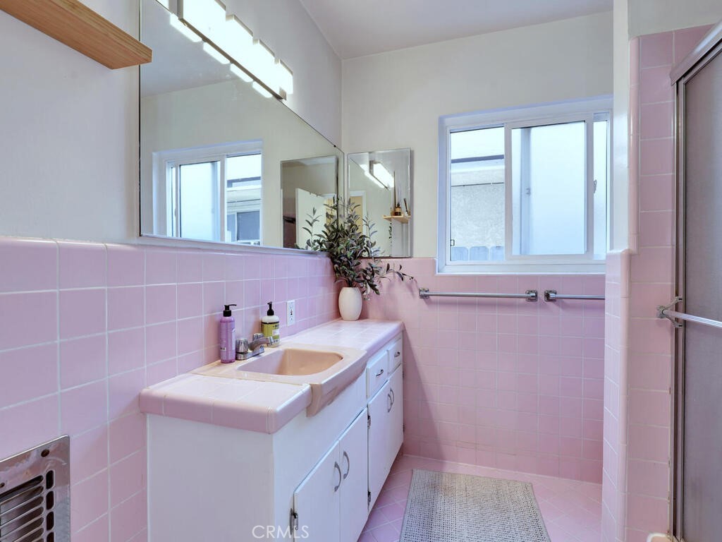 https://media.crmls.org/medias/a64a7c02-430d-46d3-97d0-f8d3563b776a.jpg?preset=X-Large