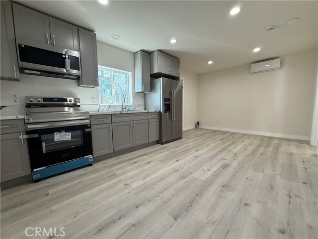 Detail Gallery Image 3 of 7 For 7698 Lime Ave, Fontana,  CA 92336 - 1 Beds | 1 Baths