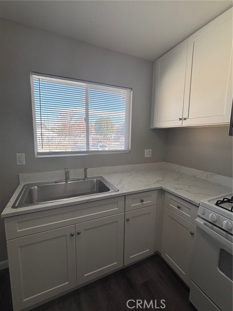 Image 5 of 17 For 607 Limited Avenue 6