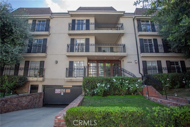 Detail Gallery Image 2 of 52 For 15248 Dickens St #105,  Sherman Oaks,  CA 91403 - 2 Beds | 2 Baths