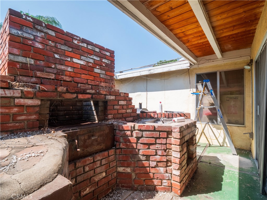 https://media.crmls.org/medias/a655369b-2cfb-4d6e-a401-d8ede1dfaed1.jpg?preset=X-Large