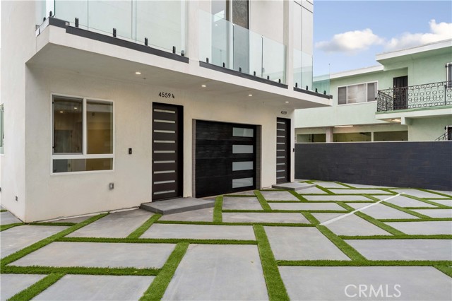 Detail Gallery Image 4 of 13 For 4559 W 18th #1/4,  Los Angeles,  CA 90019 - 2 Beds | 2 Baths