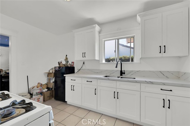 2621 Vineyard Avenue, Los Angeles CA: https://media.crmls.org/medias/a657b993-0698-442c-a042-411519d48973.jpg