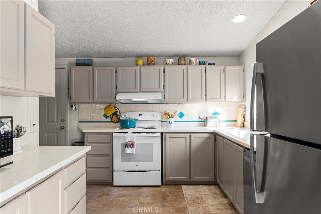 https://media.crmls.org/medias/a6585776-850d-4b47-a728-c91e6cc6c789.jpg?preset=X-Large
