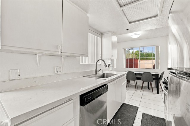 147 West Acacia, 160 photo 13