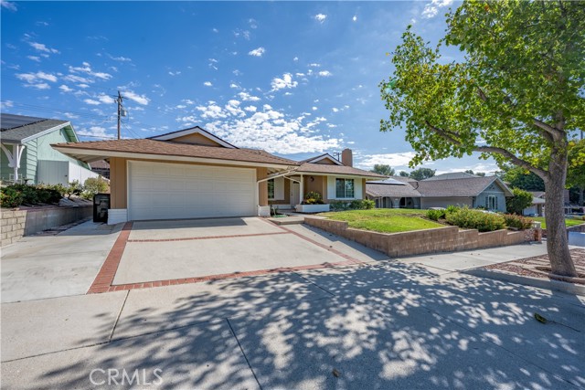 Detail Gallery Image 2 of 33 For 27812 Rosamond Dr, Canyon Country,  CA 91351 - 5 Beds | 2 Baths