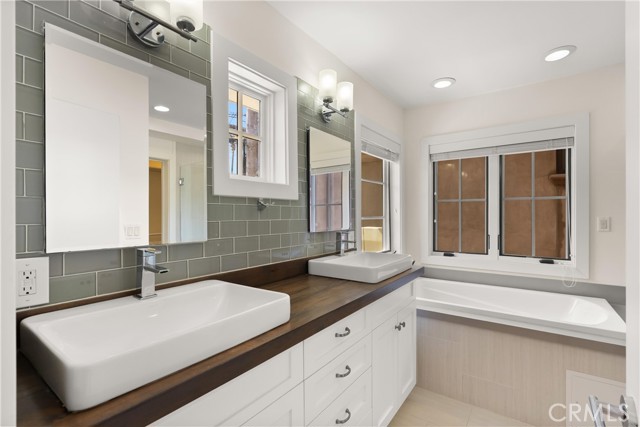 Detail Gallery Image 11 of 21 For 606 1/2 Marigold Ave, Corona Del Mar,  CA 92625 - 2 Beds | 2/1 Baths