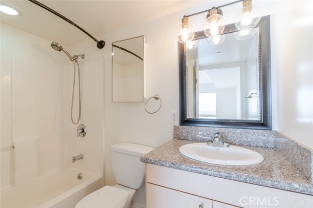 Detail Gallery Image 11 of 17 For 1466 Tamarind Ave #103,  Los Angeles,  CA 90028 - 2 Beds | 2 Baths