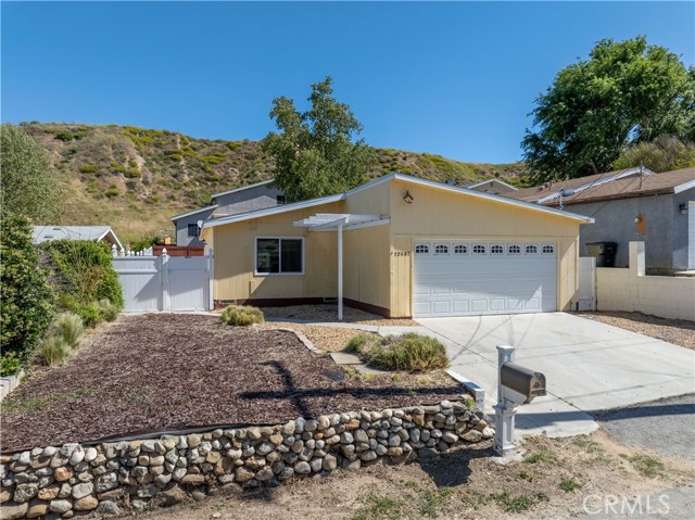 Detail Gallery Image 1 of 27 For 29667 Cromwell Ave, Castaic,  CA 91384 - 2 Beds | 2 Baths