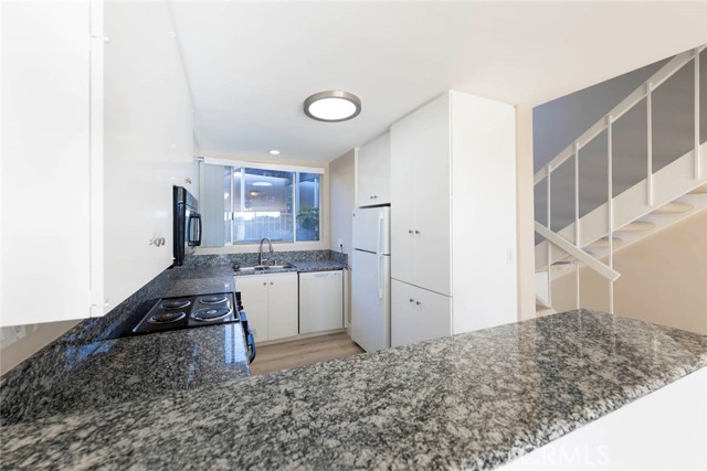 Detail Gallery Image 11 of 24 For 757 Domingo #D,  Newport Beach,  CA 92660 - 2 Beds | 2 Baths