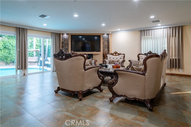 Detail Gallery Image 6 of 38 For 6930 Balcom, Reseda,  CA 91335 - 7 Beds | 6 Baths