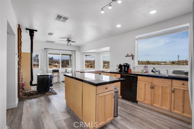 59427 La Crescenta Drive, Yucca Valley CA: https://media.crmls.org/medias/a66b77e1-3c1c-4a50-b527-ecee6b750e74.jpg