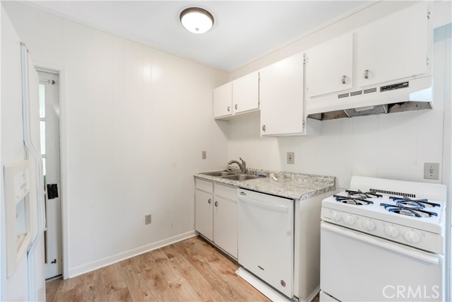 1300 Oak Avenue, Carlsbad CA: https://media.crmls.org/medias/a66baaa8-82d7-4258-84d4-bb2ecb2ae1b1.jpg