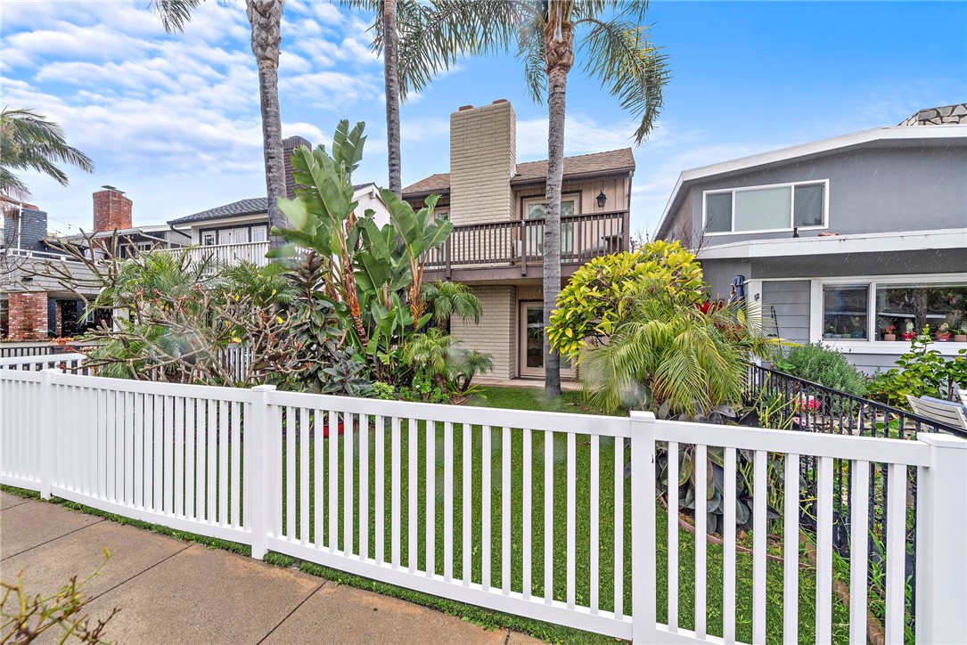 Detail Gallery Image 1 of 1 For 415 1/2 Goldenrod Ave, Corona Del Mar,  CA 92625 - 2 Beds | 2 Baths