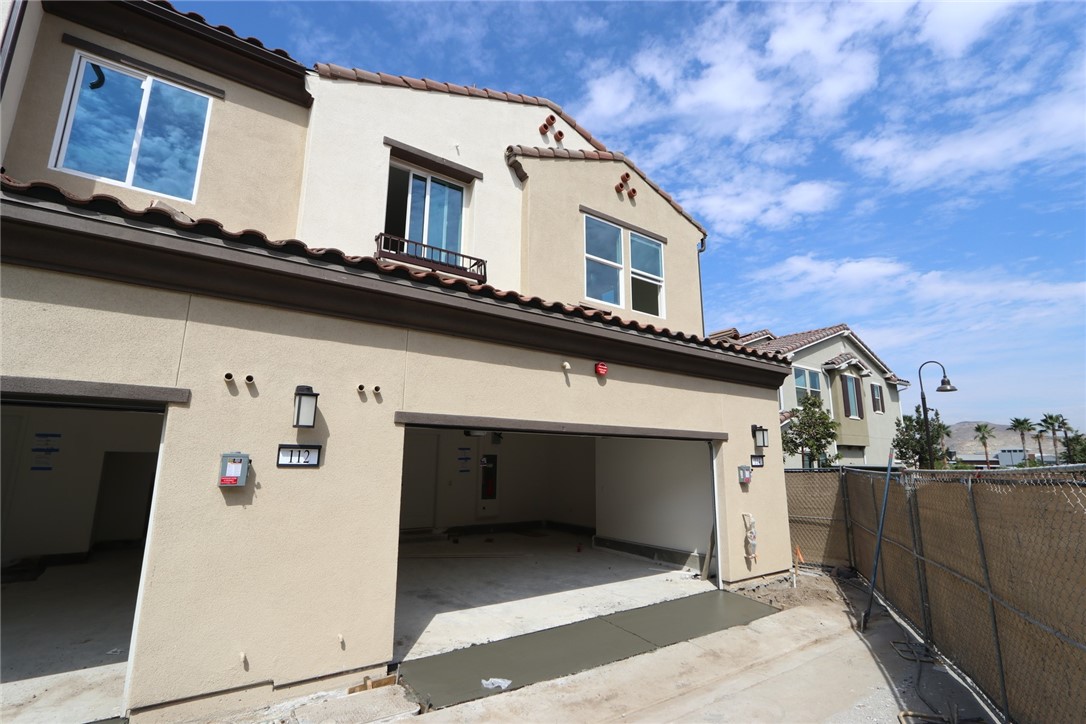 Detail Gallery Image 2 of 11 For 3972 Lavine Way, Corona,  CA 92883 - 3 Beds | 2/1 Baths