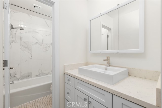 Image 16 of 33 For 5257 Radford Ave  101