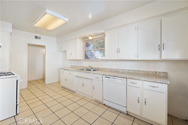 Detail Gallery Image 3 of 29 For 321 E Avenue J8, Lancaster,  CA 93535 - 3 Beds | 2 Baths