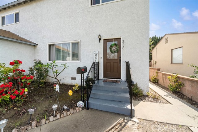 Detail Gallery Image 5 of 36 For 4228 Ostrom, Lakewood,  CA 90713 - 5 Beds | 3 Baths