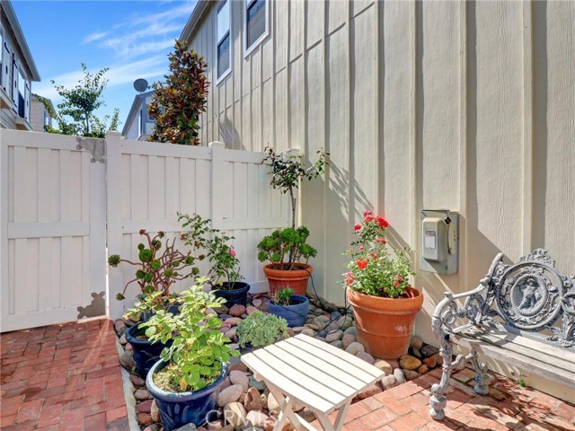 Detail Gallery Image 3 of 27 For 1800 S Pacific Coast #21,  Redondo Beach,  CA 90277 - 3 Beds | 3 Baths