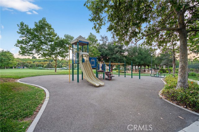 Detail Gallery Image 25 of 40 For 26812 Peppertree Dr, Valencia,  CA 91381 - 5 Beds | 3 Baths