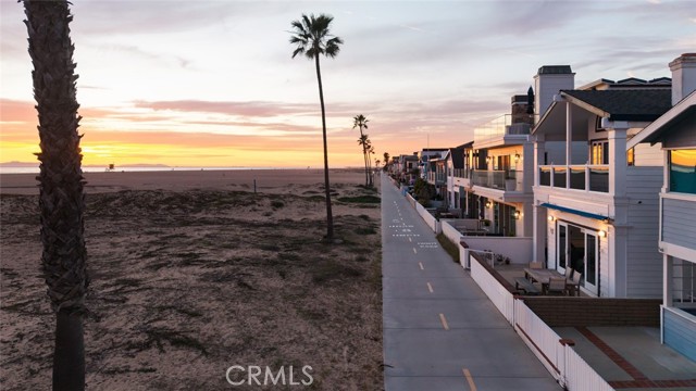 Detail Gallery Image 2 of 19 For 116 E Oceanfront, Newport Beach,  CA 92661 - 3 Beds | 2/1 Baths