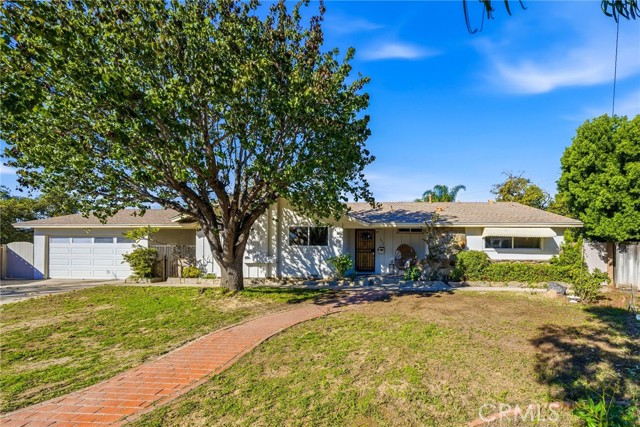Detail Gallery Image 3 of 38 For 335 N London Pl, Anaheim,  CA 92806 - 5 Beds | 3 Baths