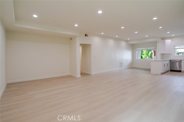 Detail Gallery Image 6 of 19 For 310 E Providencia Ave #108,  Burbank,  CA 91502 - 3 Beds | 2 Baths