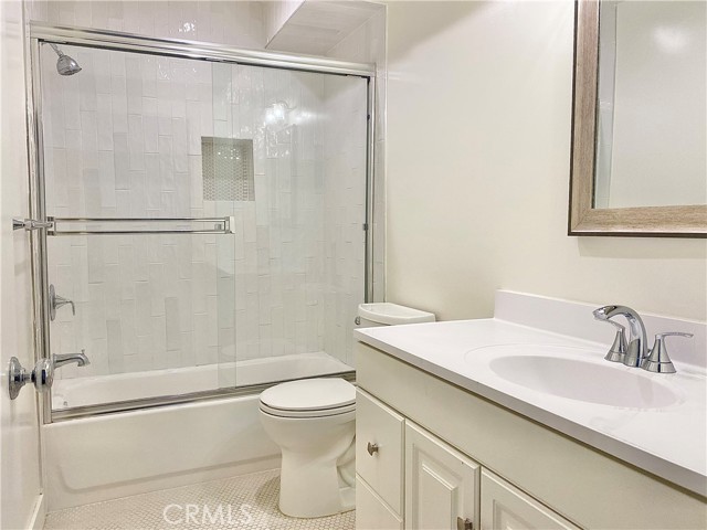 Detail Gallery Image 14 of 38 For 7327 Kester Ave #3,  Van Nuys,  CA 91405 - 4 Beds | 3/1 Baths