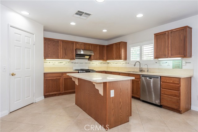 Detail Gallery Image 7 of 29 For 12338 Kourtney Ct, Corona,  CA 91752 - 4 Beds | 2/1 Baths