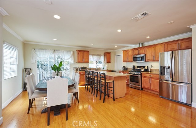 Detail Gallery Image 7 of 33 For 17827 Burbank Bld, Encino,  CA 91316 - 3 Beds | 2 Baths