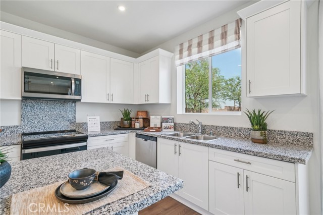 Detail Gallery Image 14 of 52 For 13602 Flying Cloud Way, Victorville,  CA 92394 - 4 Beds | 3 Baths