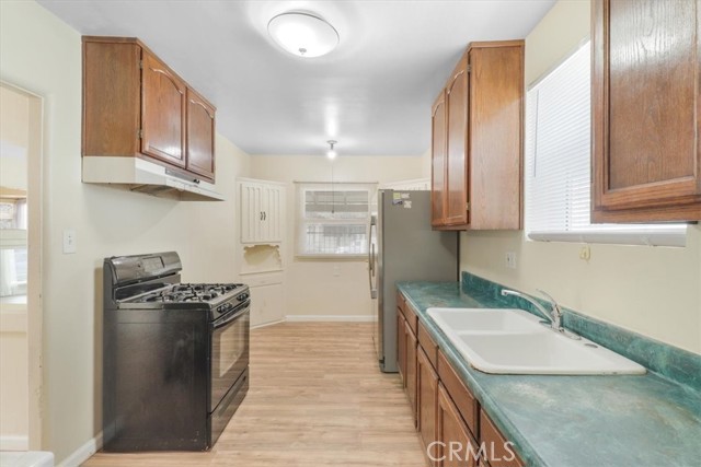 914 W 71st Street, Los Angeles CA: https://media.crmls.org/medias/a681a61c-08a7-405a-8e1c-b00ce9be5a25.jpg
