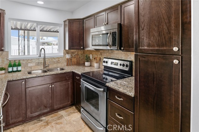 Detail Gallery Image 4 of 25 For 3656 Bartlett Ave, Oceanside,  CA 92057 - 2 Beds | 2 Baths