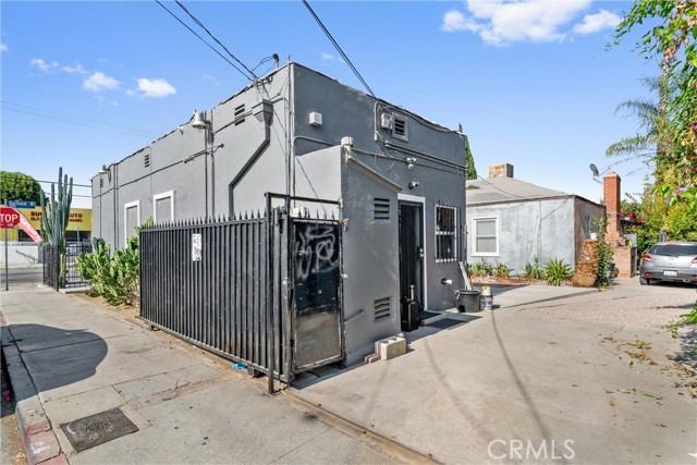 11170 Burbank Boulevard, North Hollywood CA: https://media.crmls.org/medias/a683426d-647d-4539-9638-c1b742a44e25.jpg