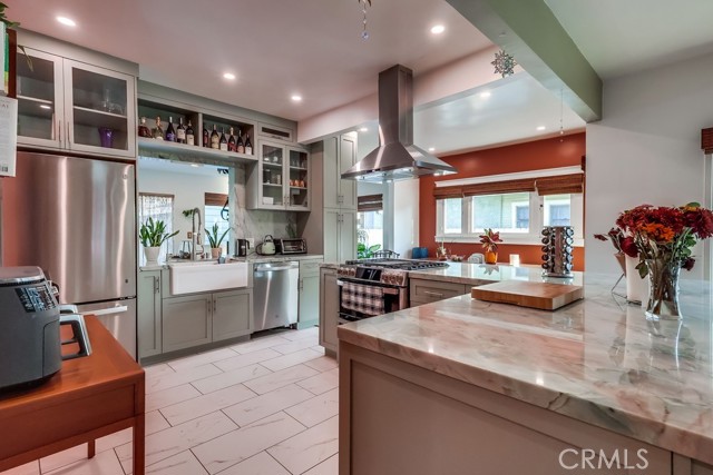 Detail Gallery Image 3 of 63 For 456 Cherry Ave, Long Beach,  CA 90802 - 3 Beds | 4 Baths