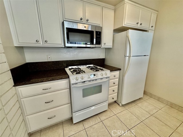 Detail Gallery Image 5 of 17 For 7838 W Manchester Ave #3,  Playa Del Rey,  CA 90293 - 1 Beds | 1 Baths