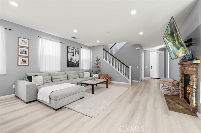 Detail Gallery Image 10 of 60 For 24106 Village Cir, Valencia,  CA 91354 - 4 Beds | 3 Baths