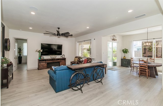 Detail Gallery Image 5 of 53 For 1523 N Ryan Ave, Clovis,  CA 93619 - 5 Beds | 4 Baths